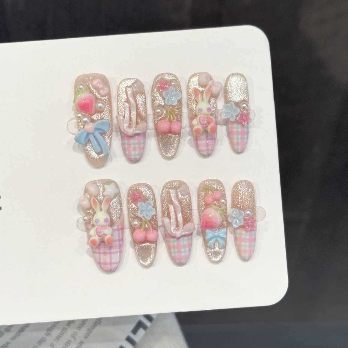 Nail Art Fake - 10 ชิ้น เล็บปลอมทรงวงรีทำมือ ลายดอกไม้สีฟ้าอ่อน หมีน้อย และลูกกวาดสีขาวมันวาว