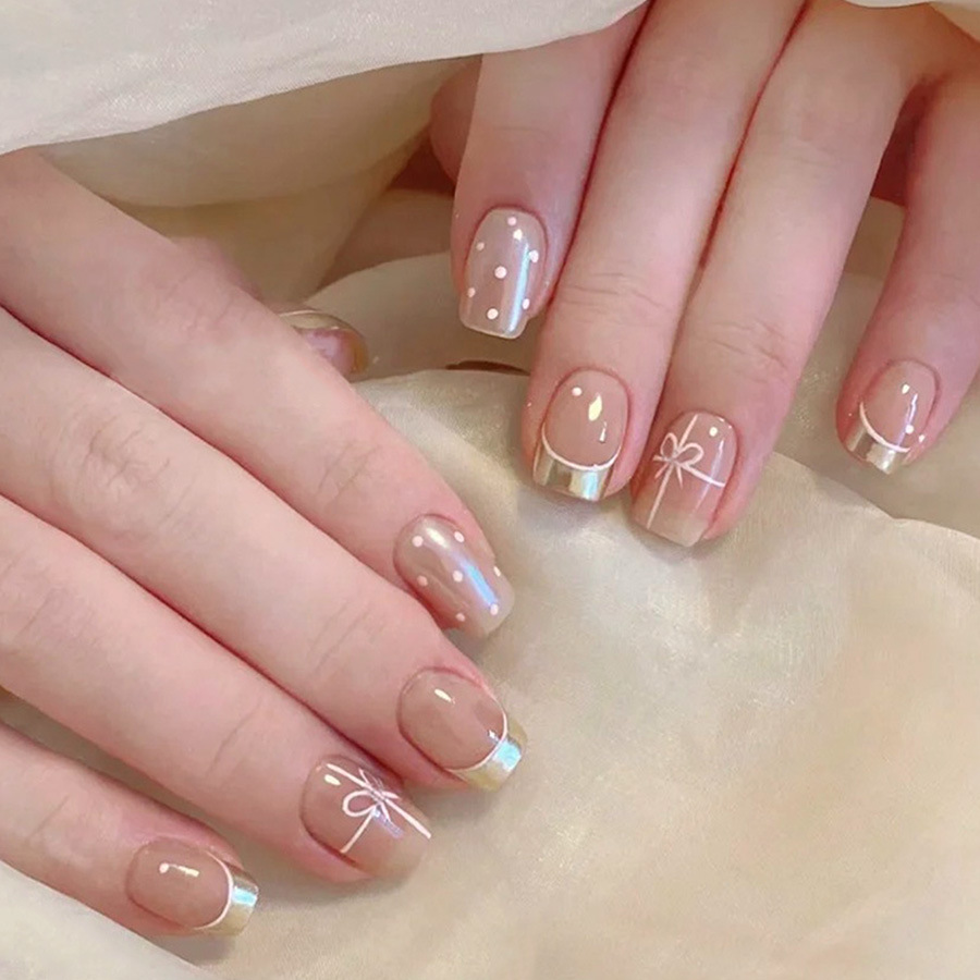 Nail Art Red - เล็บปลอมทรงสี่เหลี่ยมสั้นสำหรับผู้หญิงและเด็กผู้หญิง สีนู้ดแดง ลายจุดหรือลายหัวใจเชอร์รี่ สไตล์ฝรั่งเศส กดติดง่าย
