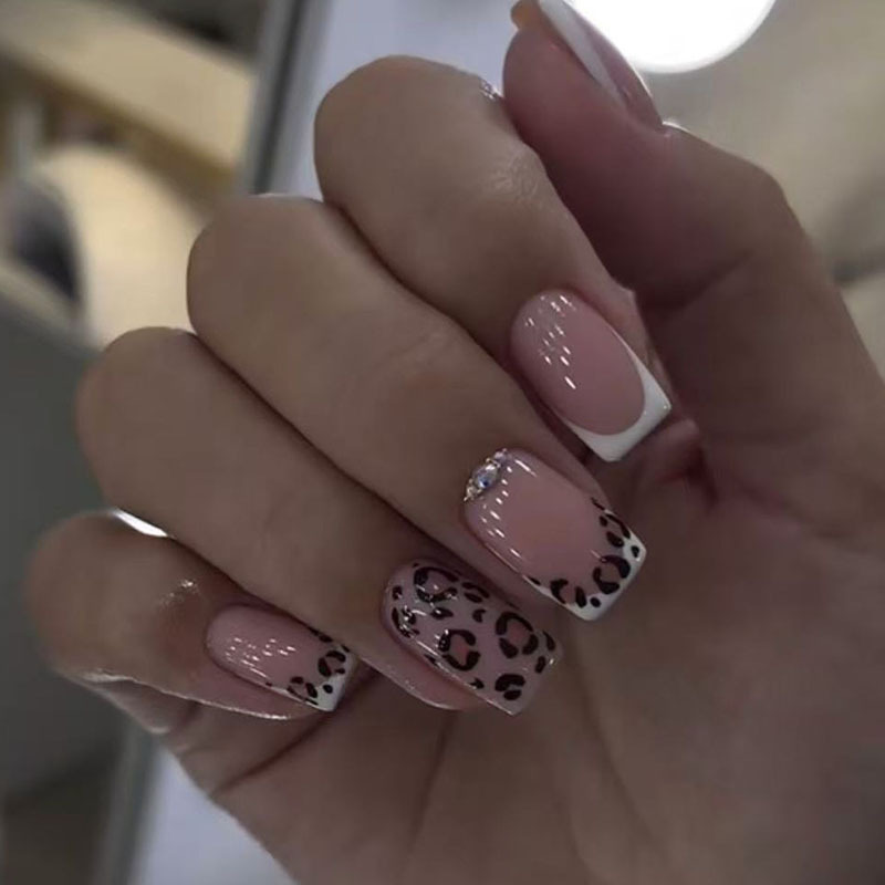 เล็บปลอมสำเร็จรูป 24 ชิ้น สไตล - Nail Art Red บทวิจารณ์และราคา